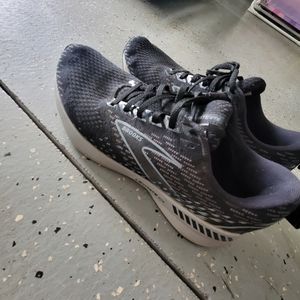 Brooks sneakers levitate